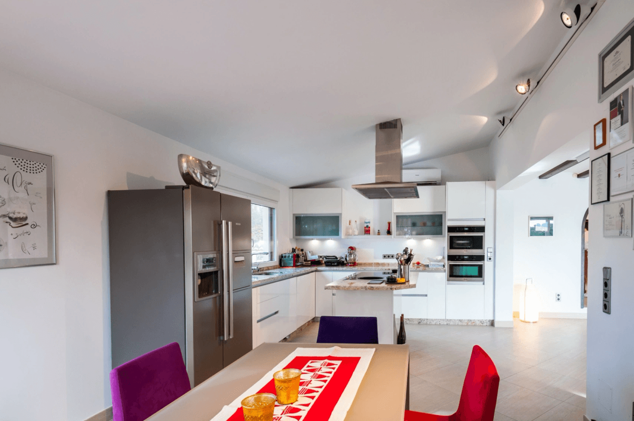 Villa with sea views for sale in Moraira, a step away from the center.