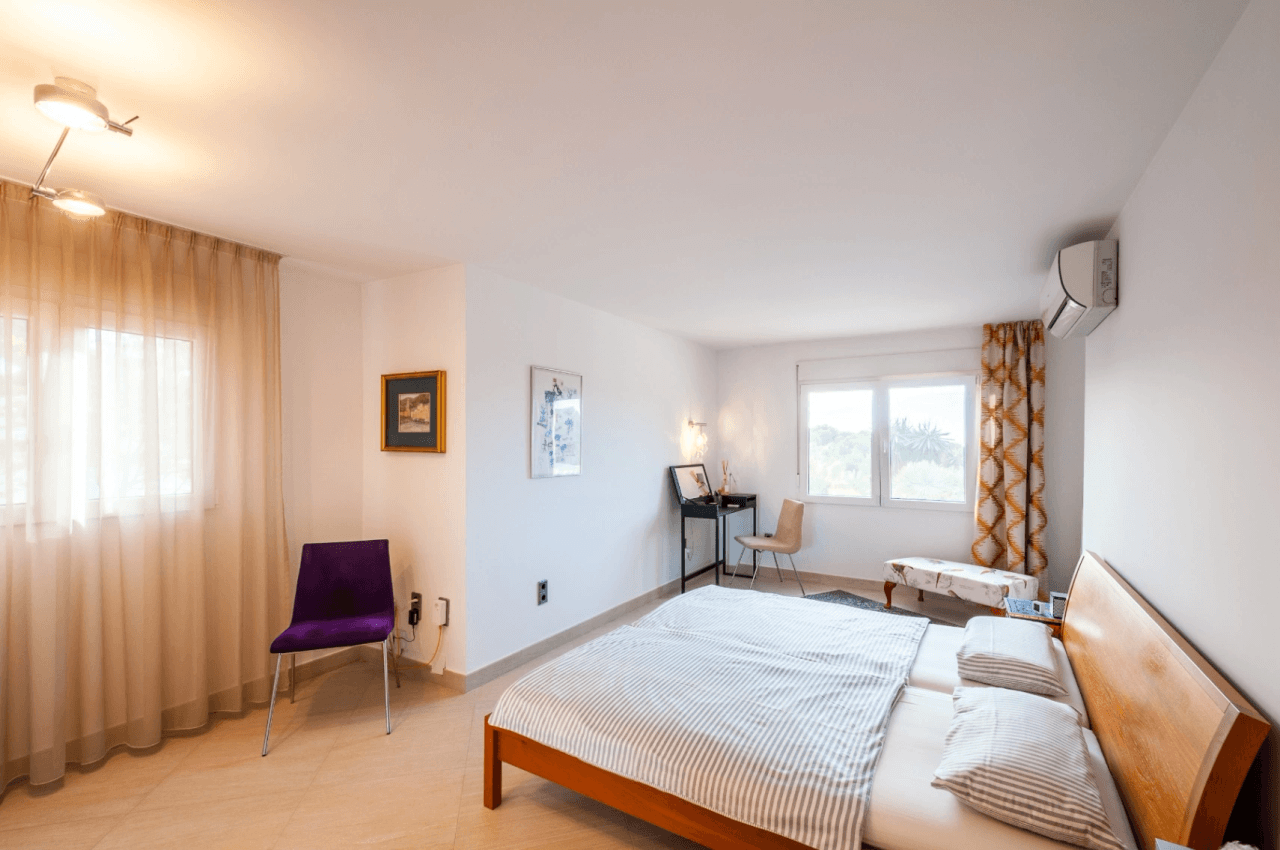 Villa with sea views for sale in Moraira, a step away from the center.