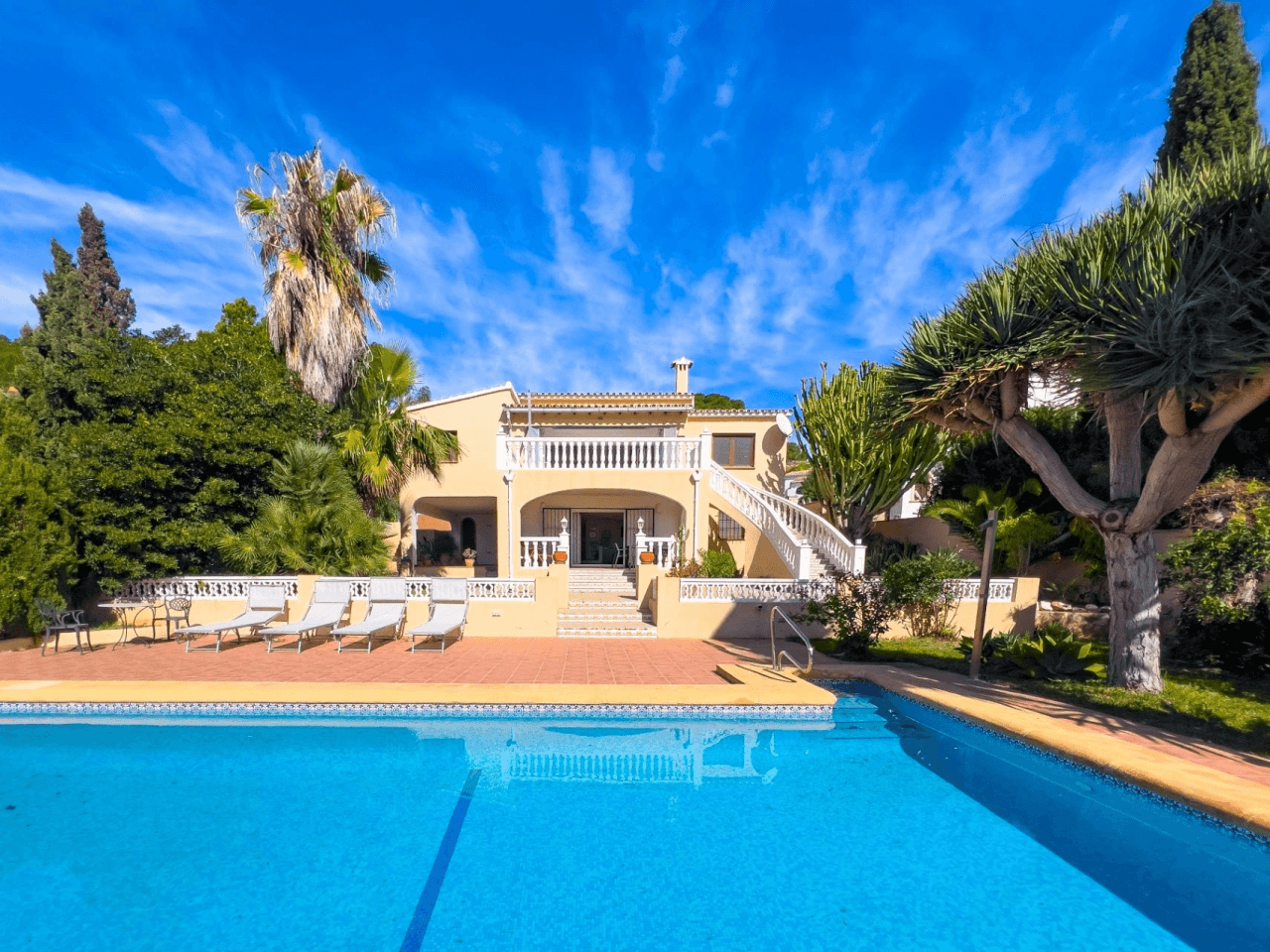 Villa with sea views for sale in Moraira, a step away from the center.