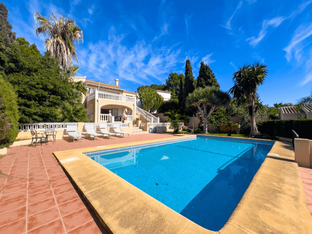 Villa with sea views for sale in Moraira, a step away from the center.