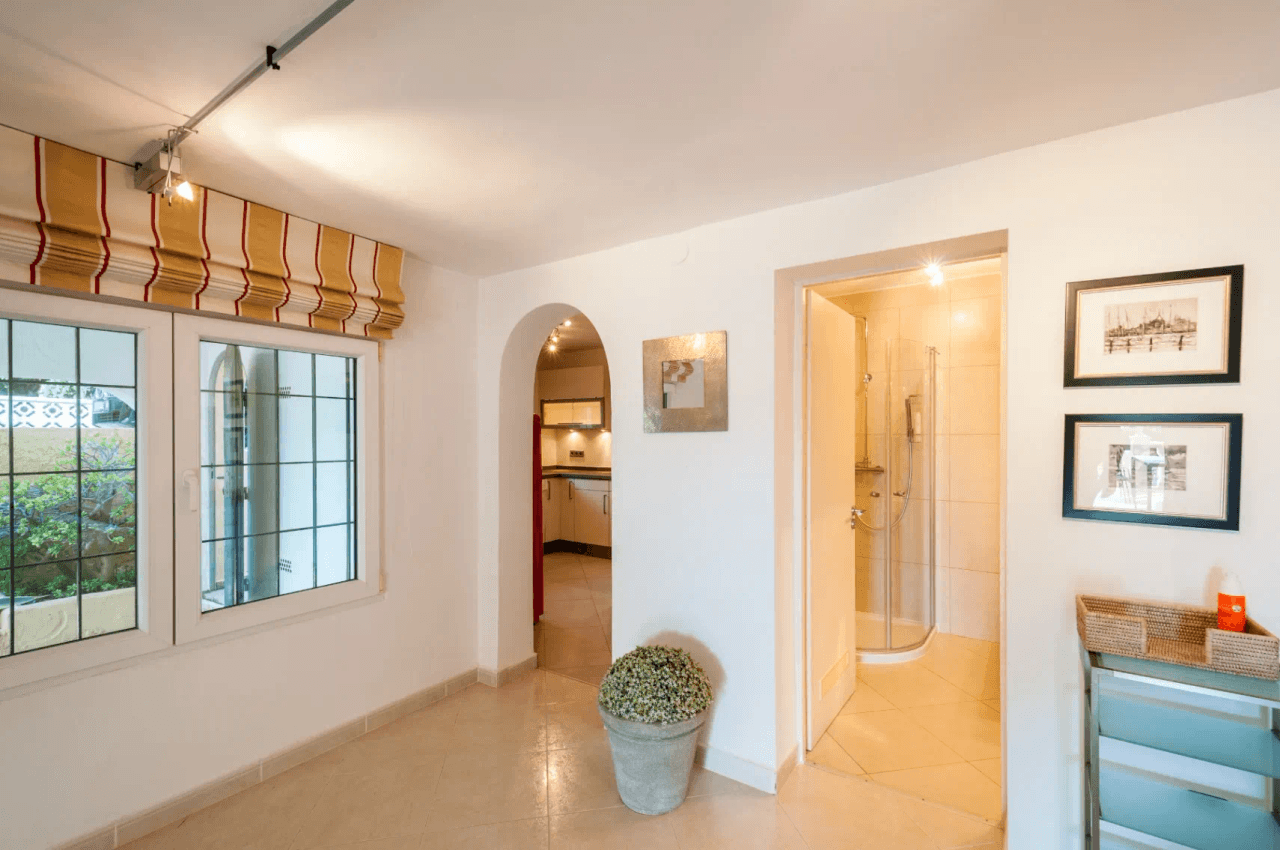 Villa with sea views for sale in Moraira, a step away from the center.