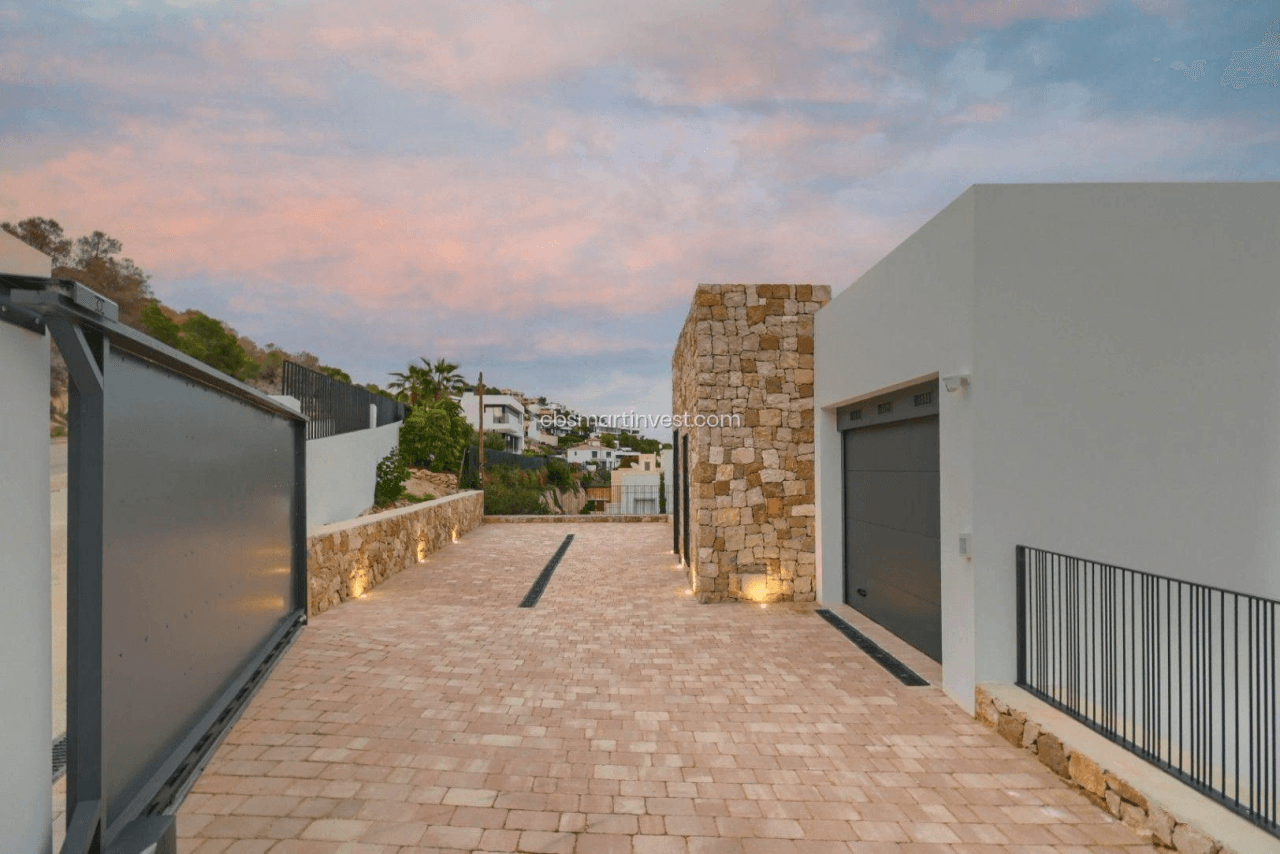 Nueva villa de diseño moderno con espectaculares vistas panorámicas al mar