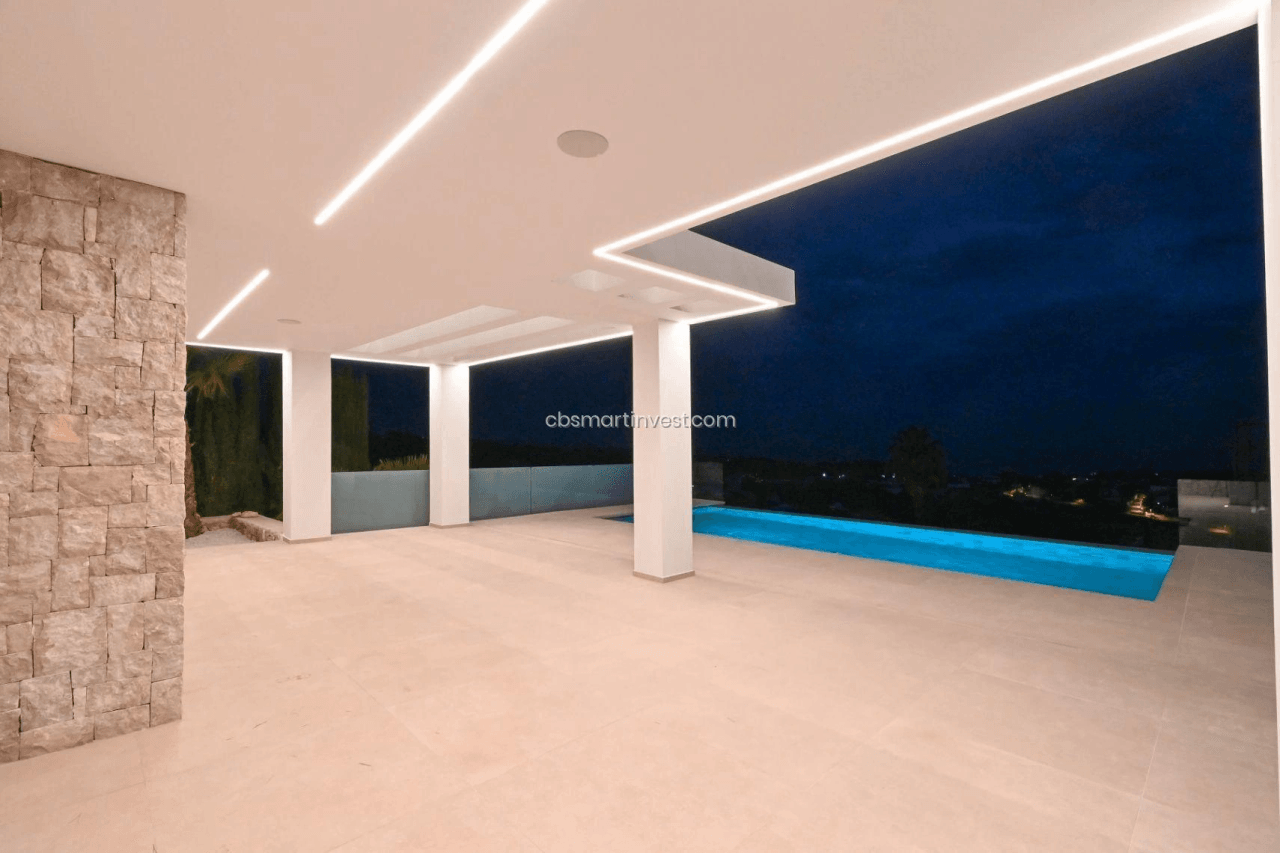 Nueva villa de diseño moderno con espectaculares vistas panorámicas al mar
