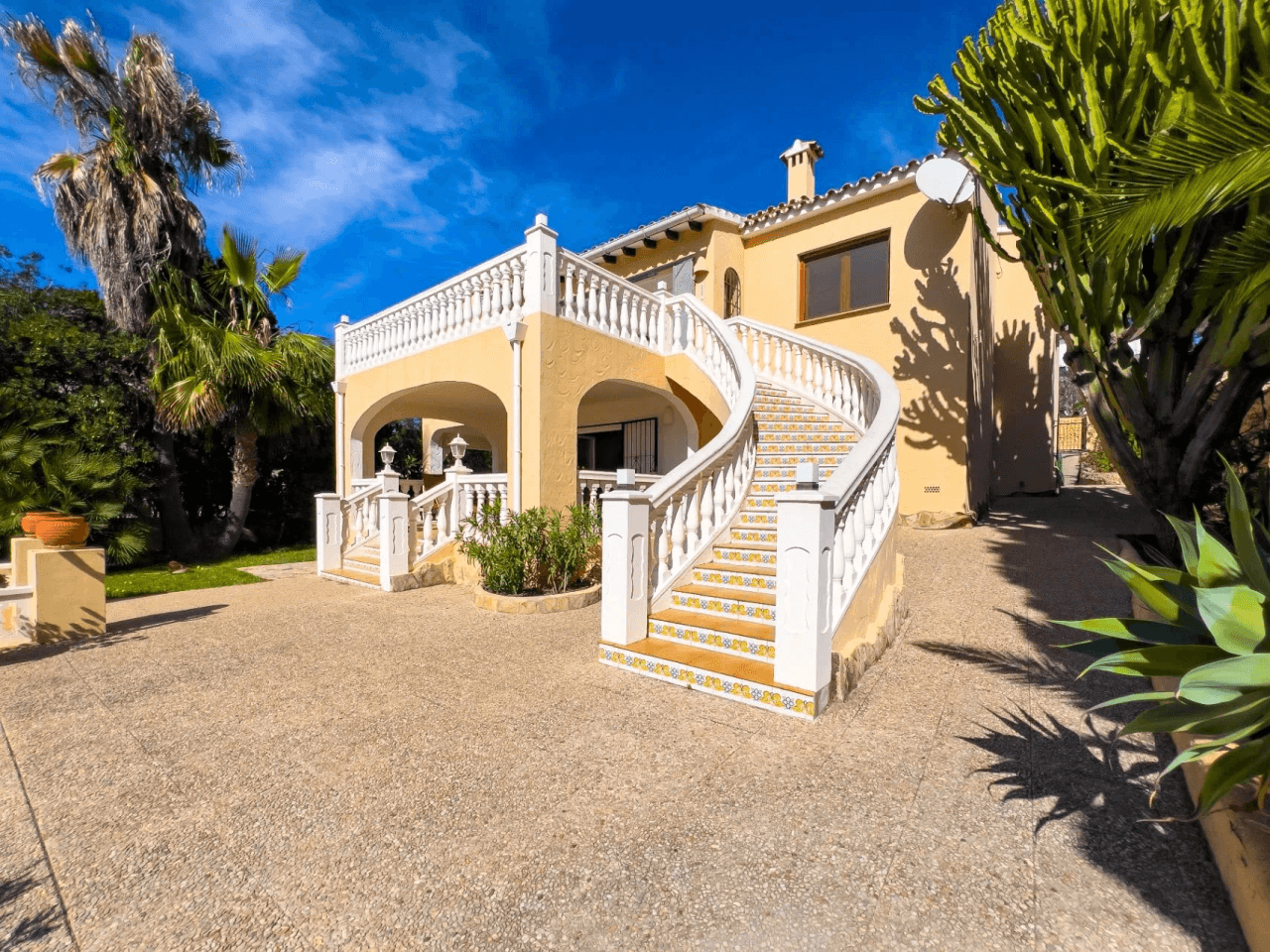 Villa with sea views for sale in Moraira, a step away from the center.