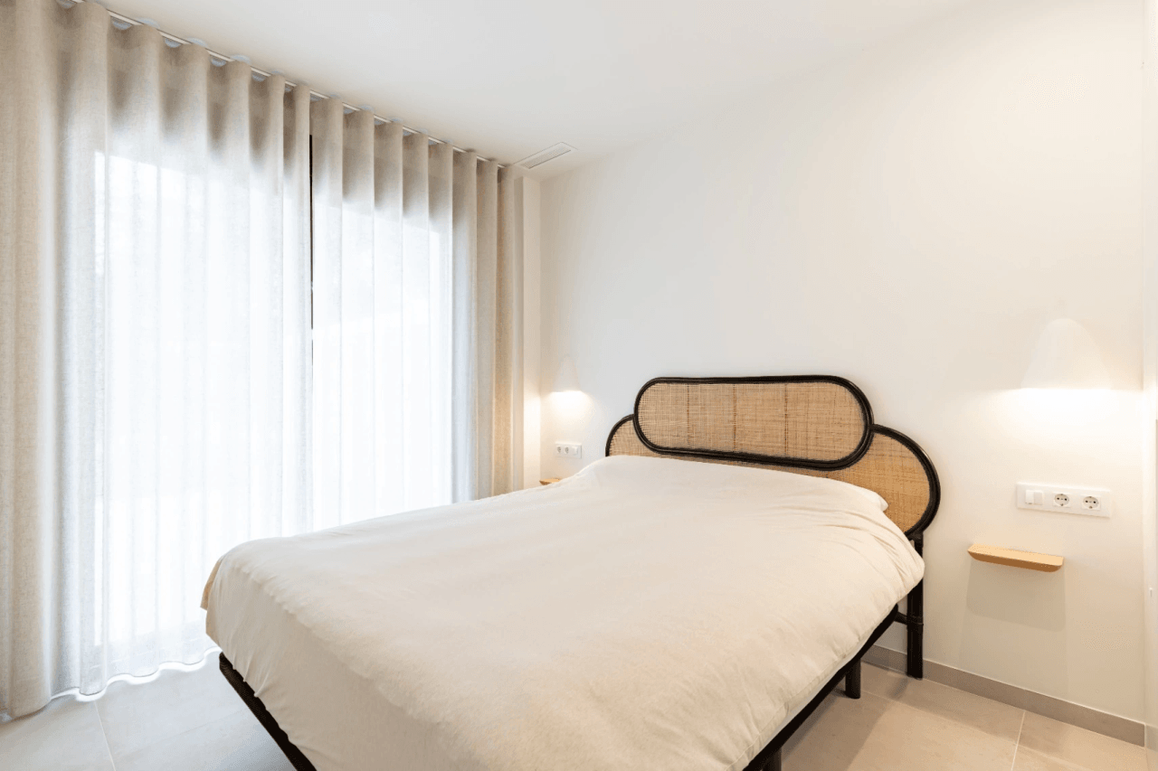 ¡Obra nueva! Villa de estilo ibicenco en el campo de golf