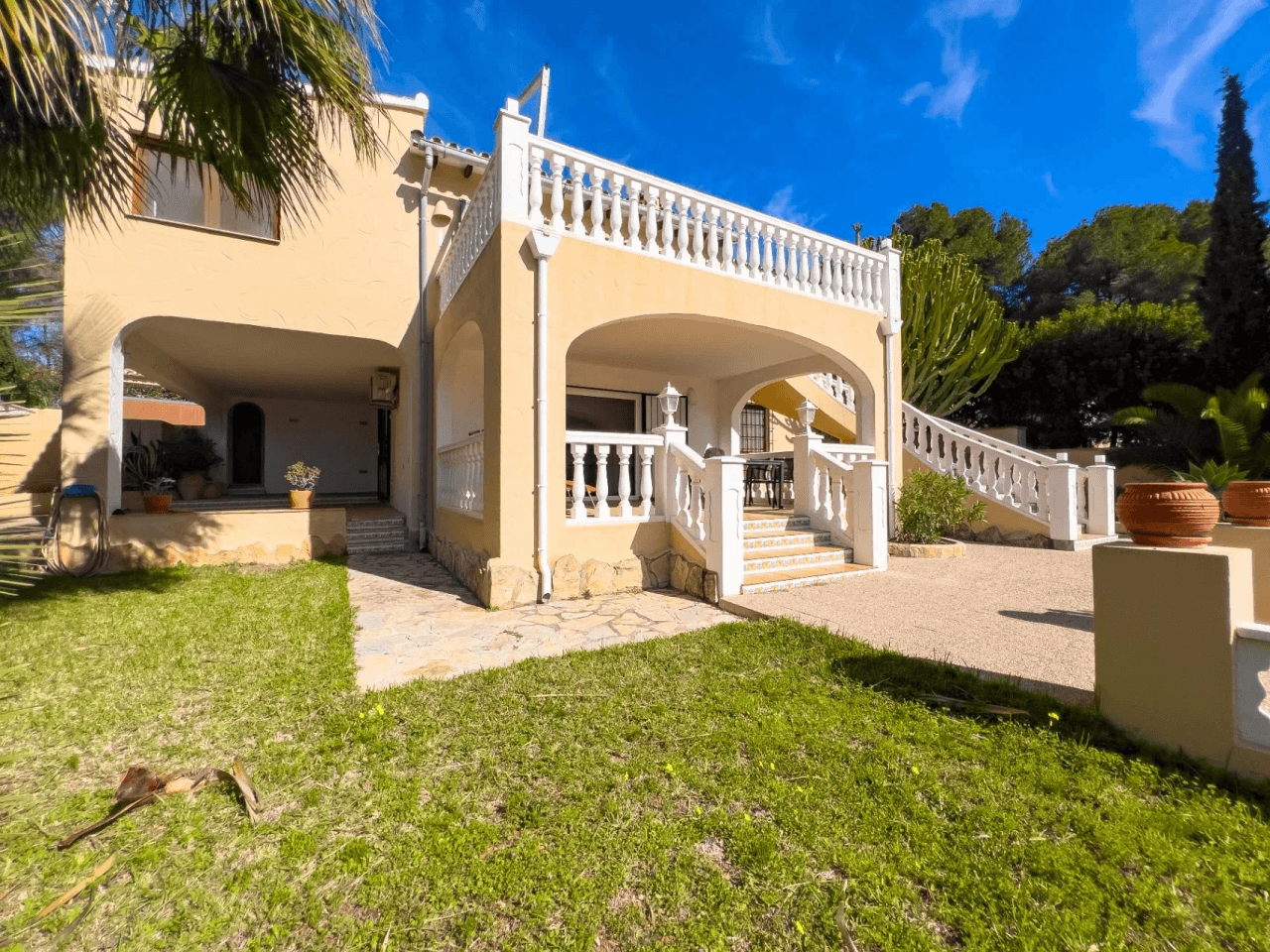Villa with sea views for sale in Moraira, a step away from the center.