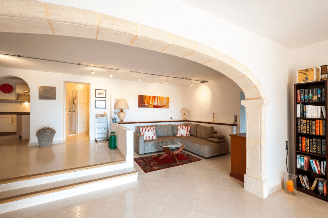 Villa with sea views for sale in Moraira, a step away from the center.