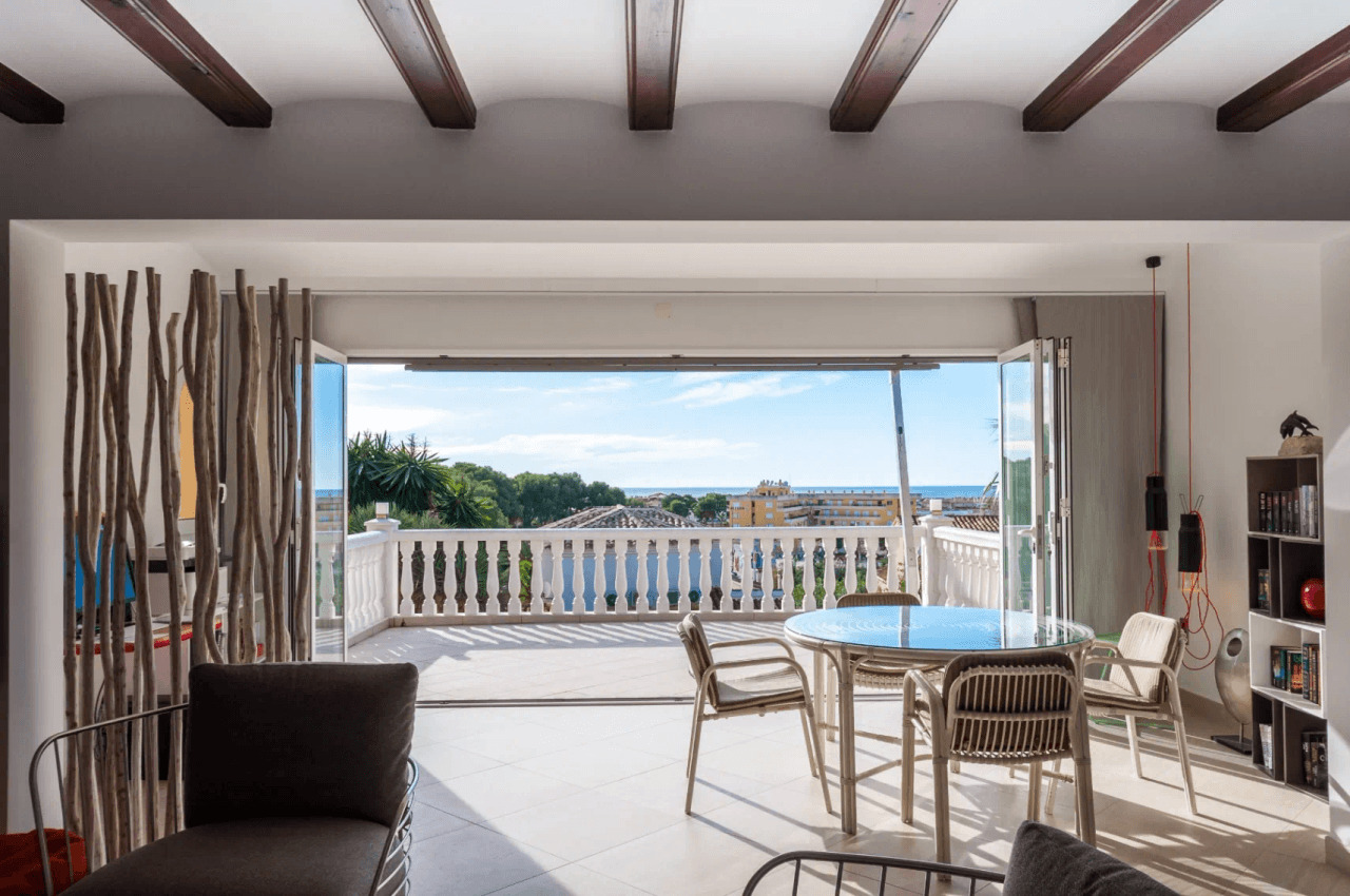 Villa with sea views for sale in Moraira, a step away from the center.