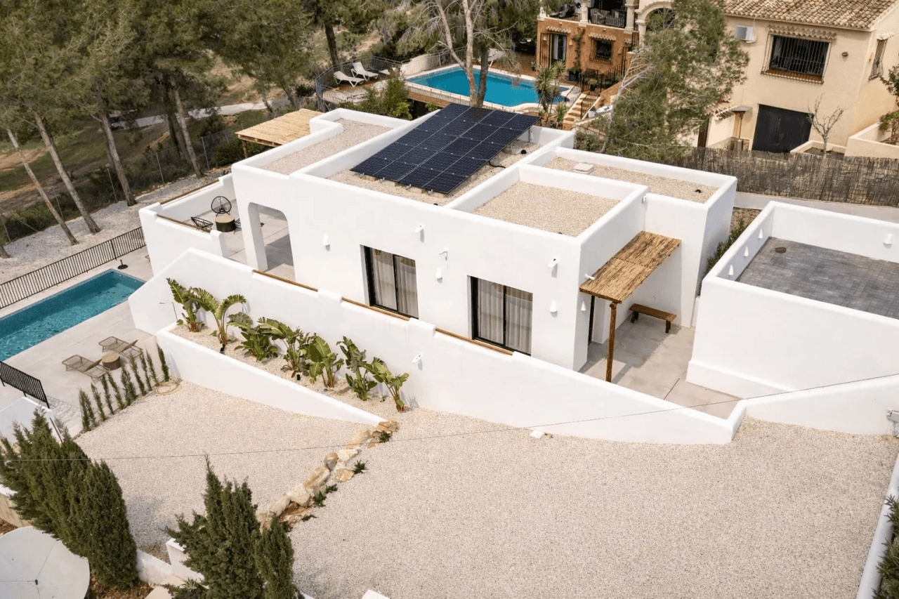 ¡Obra nueva! Villa de estilo ibicenco en el campo de golf