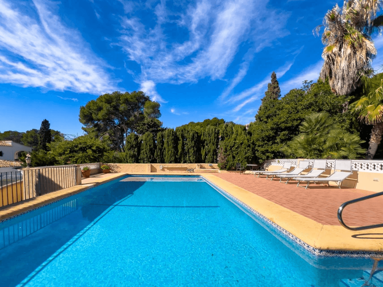 Villa with sea views for sale in Moraira, a step away from the center.