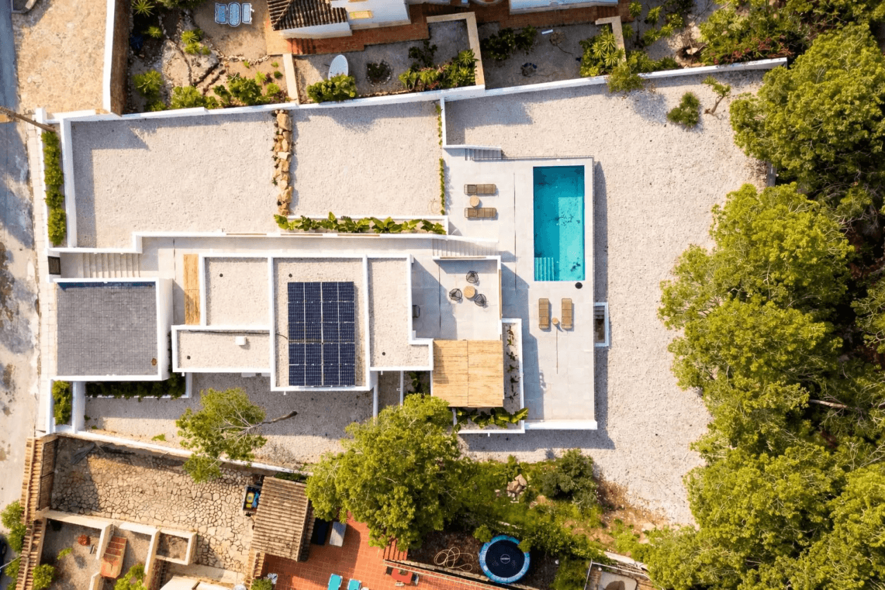 ¡Obra nueva! Villa de estilo ibicenco en el campo de golf