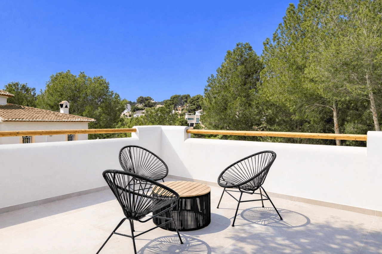 ¡Obra nueva! Villa de estilo ibicenco en el campo de golf