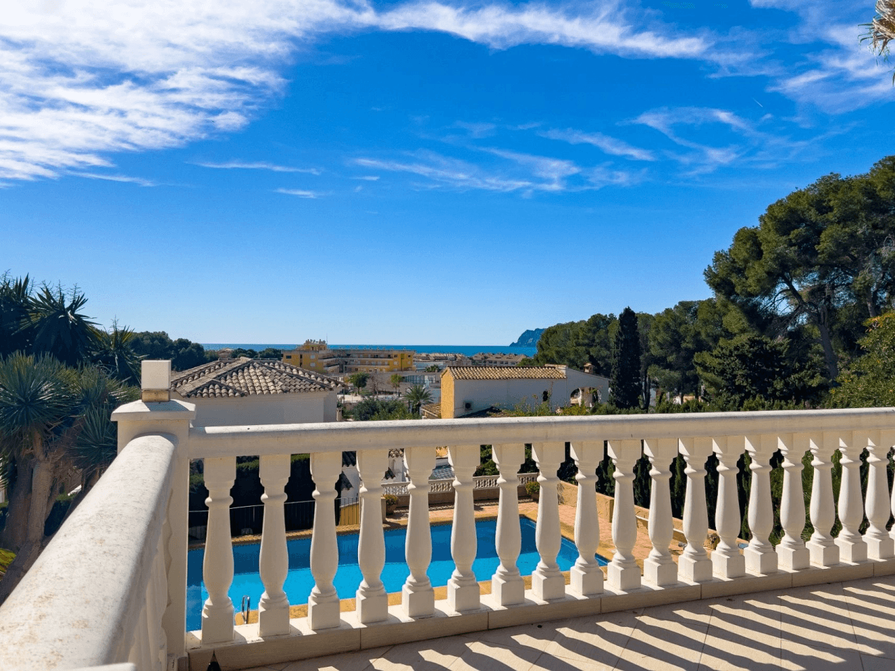 Villa with sea views for sale in Moraira, a step away from the center.