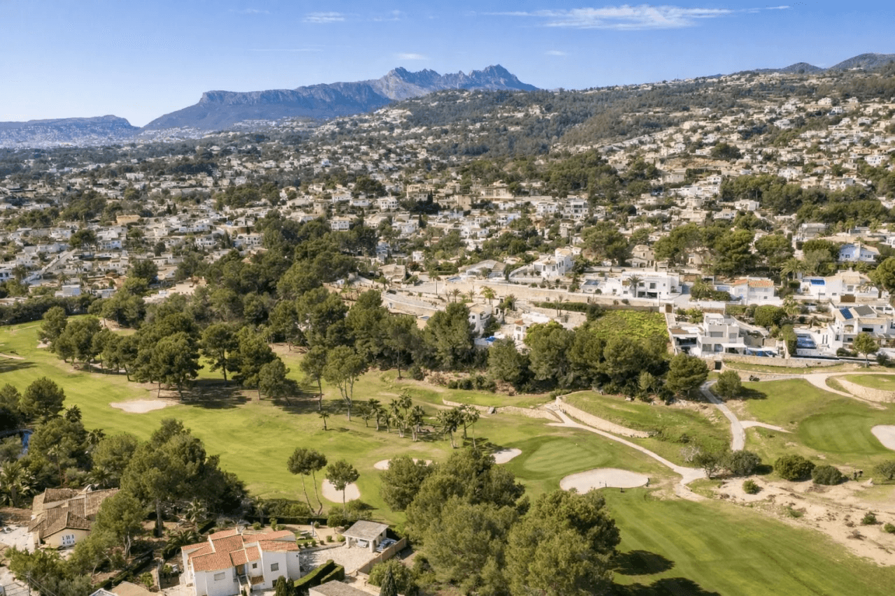 ¡Obra nueva! Villa de estilo ibicenco en el campo de golf