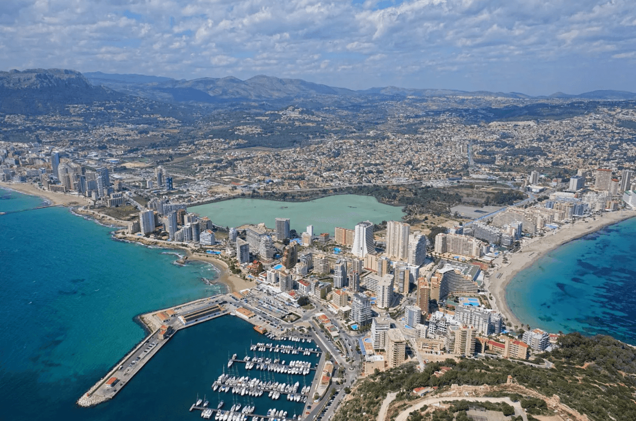 Villa moderna con impresionantes vistas al mar, al Peñón de Ifach y a la montaña