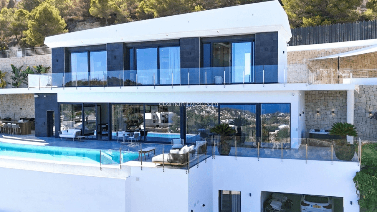 Impresionante villa moderna con vistas al mar