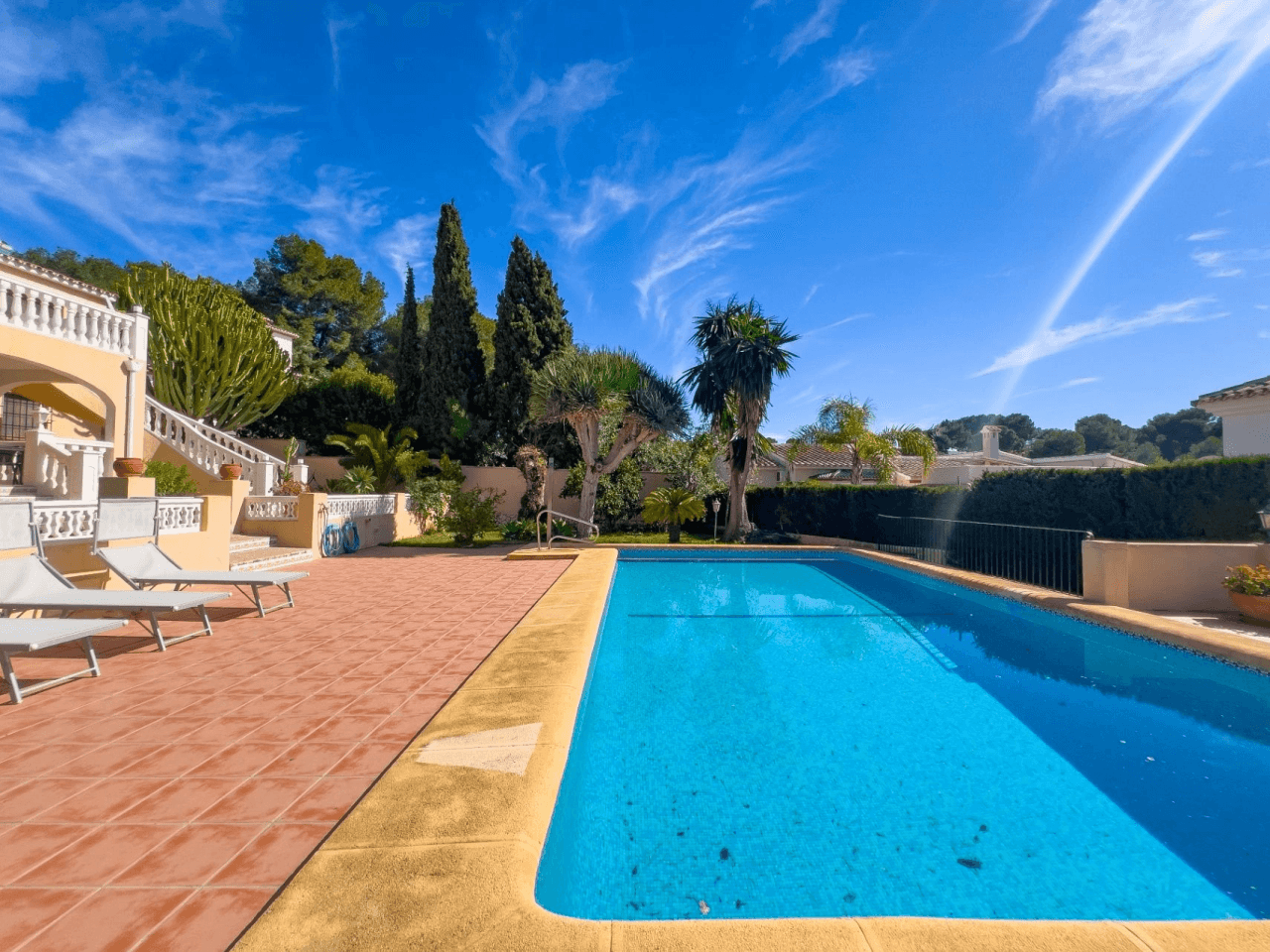 Villa with sea views for sale in Moraira, a step away from the center.