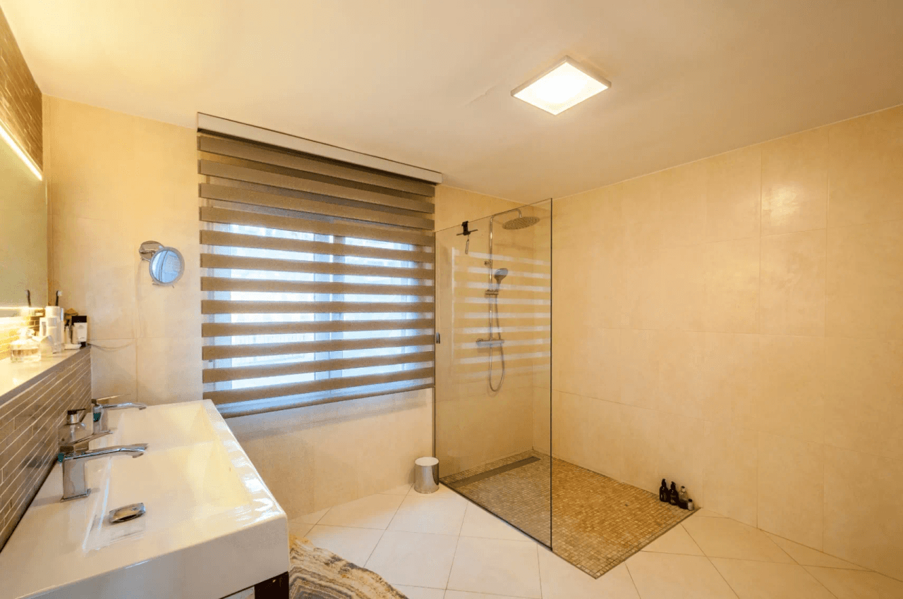 Villa with sea views for sale in Moraira, a step away from the center.