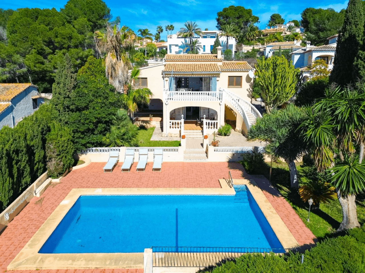 Villa with sea views for sale in Moraira, a step away from the center.