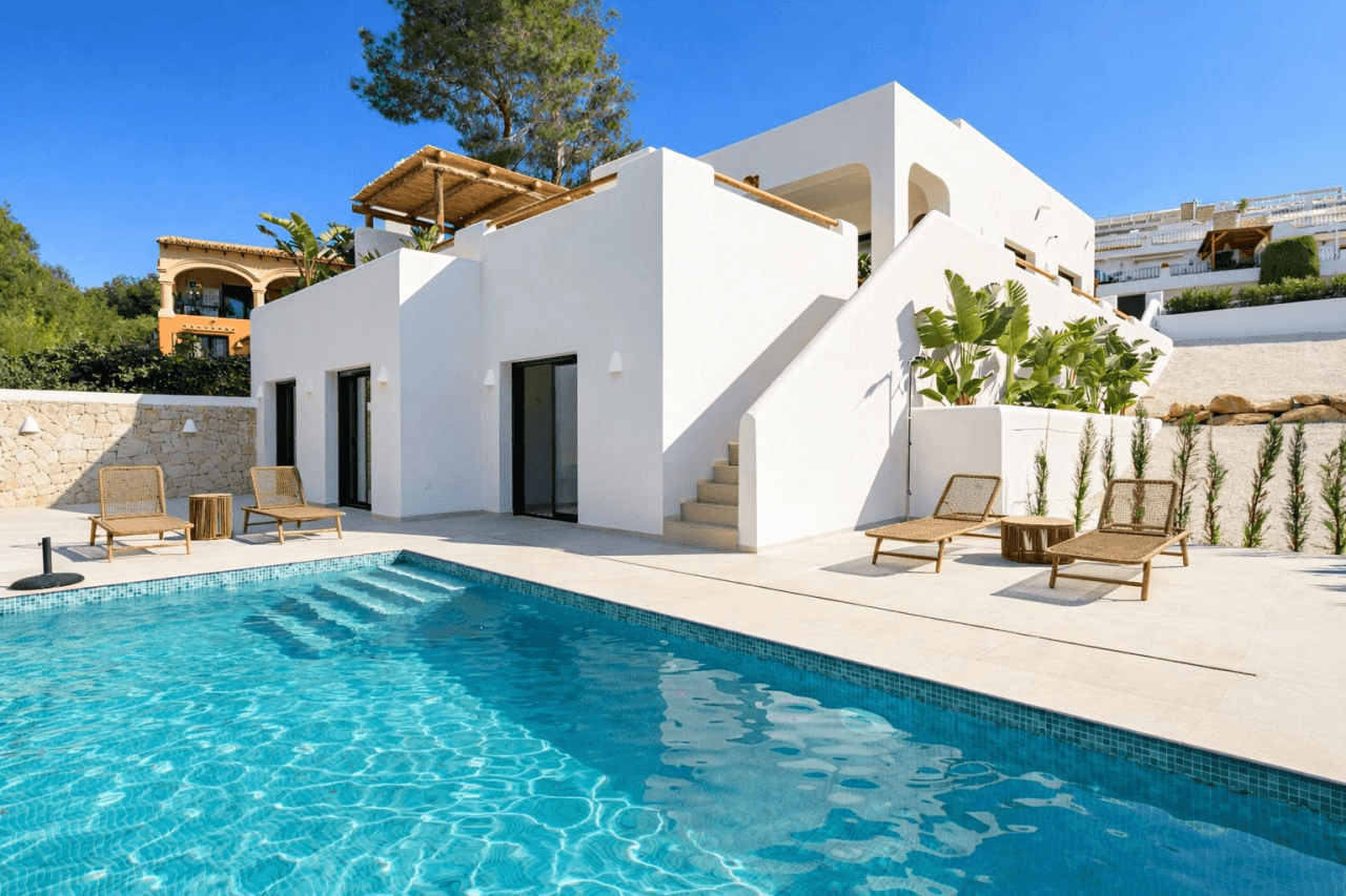 ¡Obra nueva! Villa de estilo ibicenco en el campo de golf