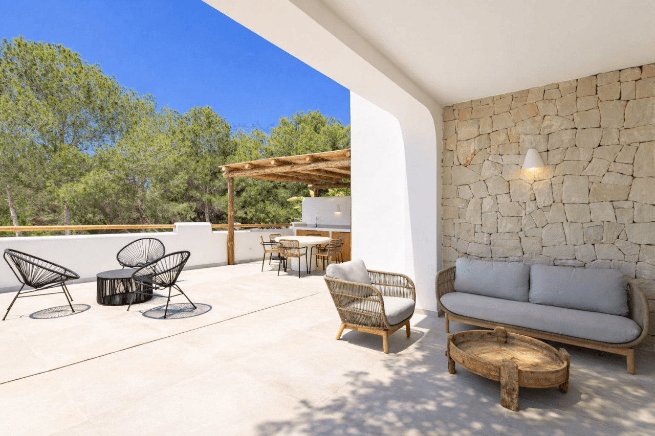 ¡Obra nueva! Villa de estilo ibicenco en el campo de golf