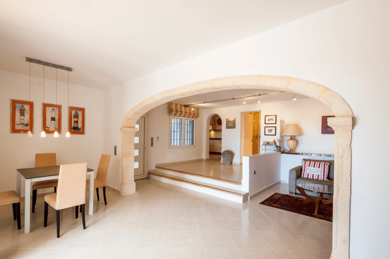 Villa with sea views for sale in Moraira, a step away from the center.