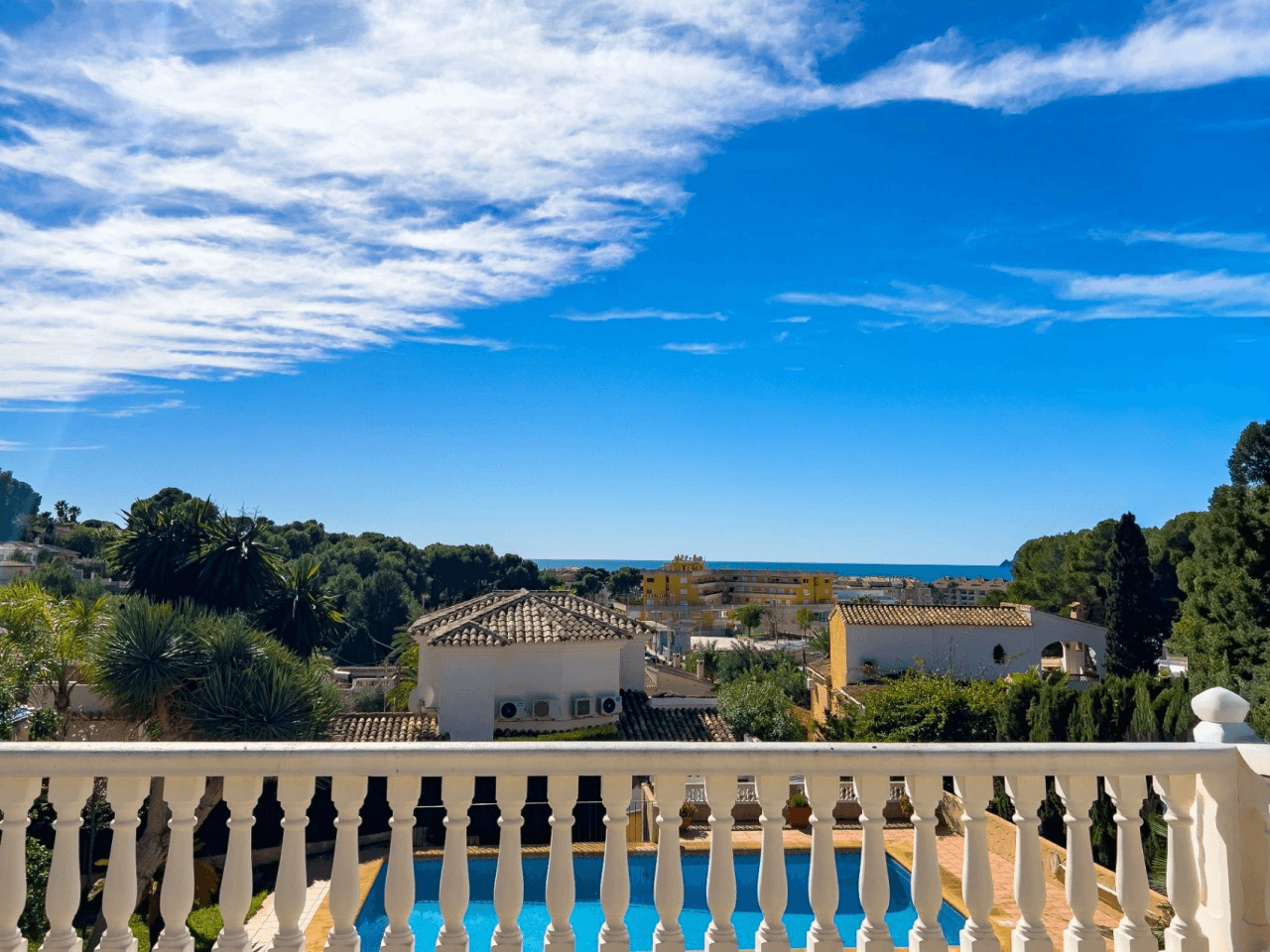 Villa with sea views for sale in Moraira, a step away from the center.