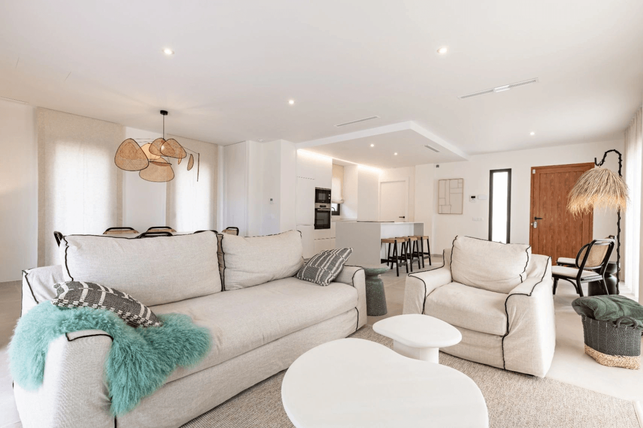 ¡Obra nueva! Villa de estilo ibicenco en el campo de golf