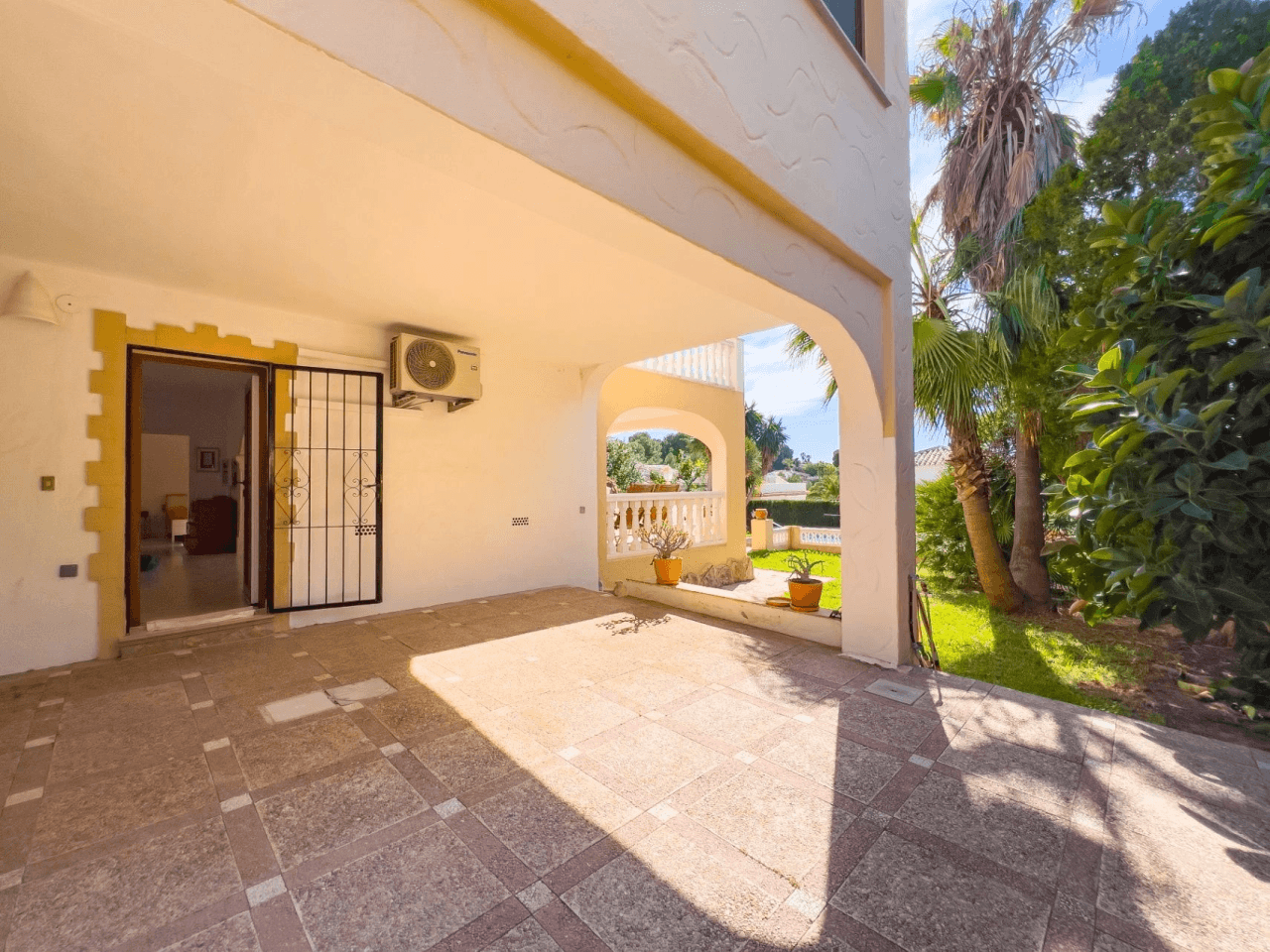 Villa with sea views for sale in Moraira, a step away from the center.