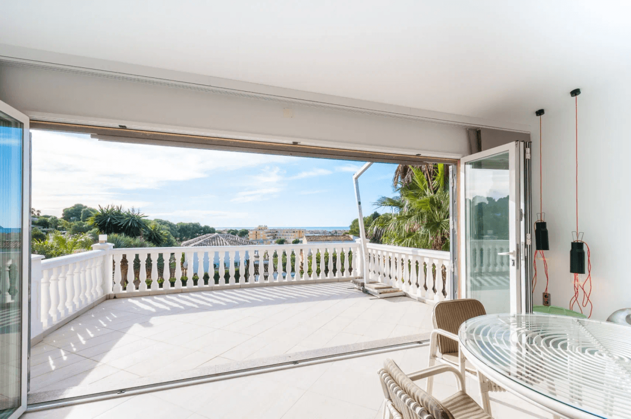 Villa with sea views for sale in Moraira, a step away from the center.