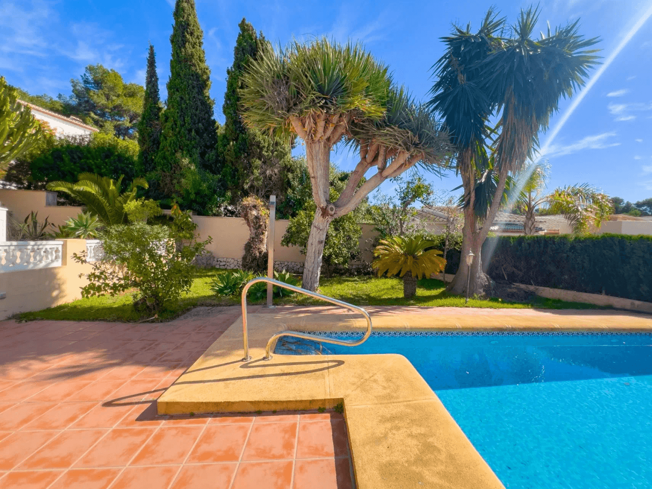 Villa with sea views for sale in Moraira, a step away from the center.