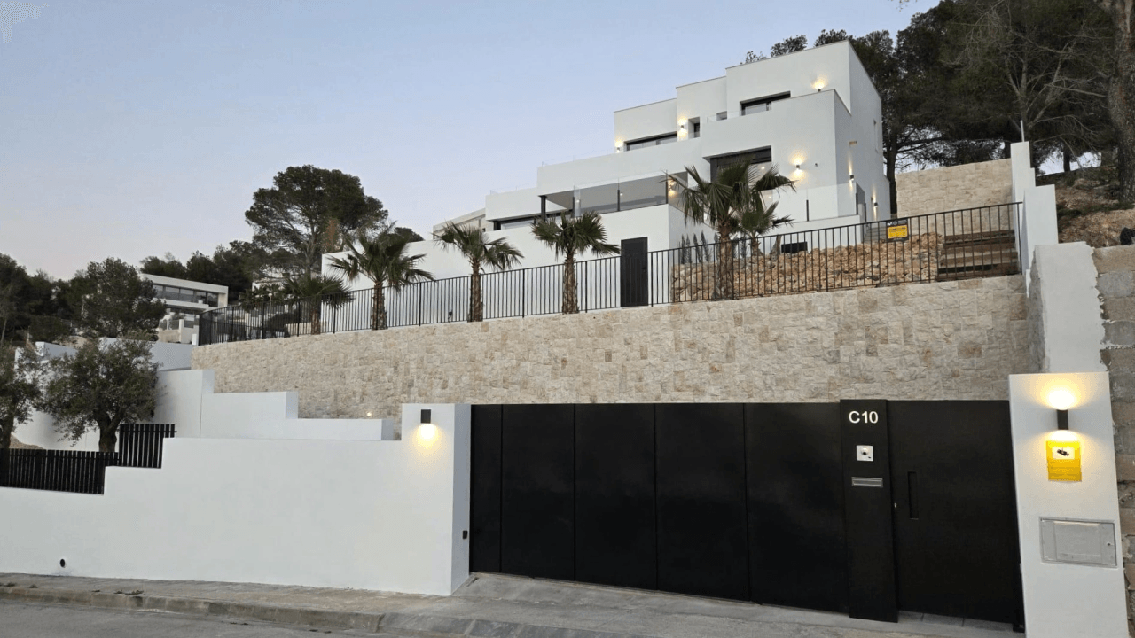 Villa de nueva construcción lista para entrar a vivir