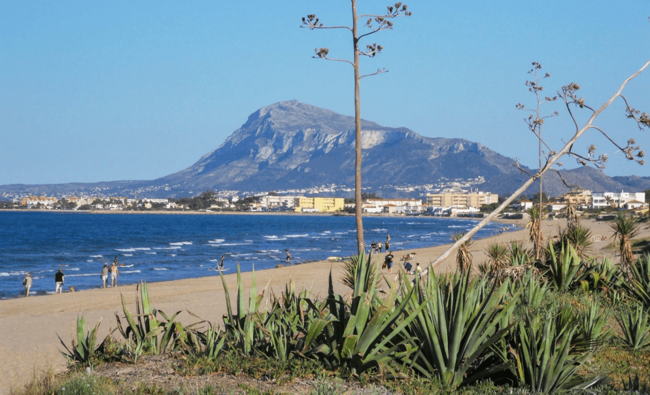 Atico en una exclusiva promoción residencial en primera línea de playa en Dénia