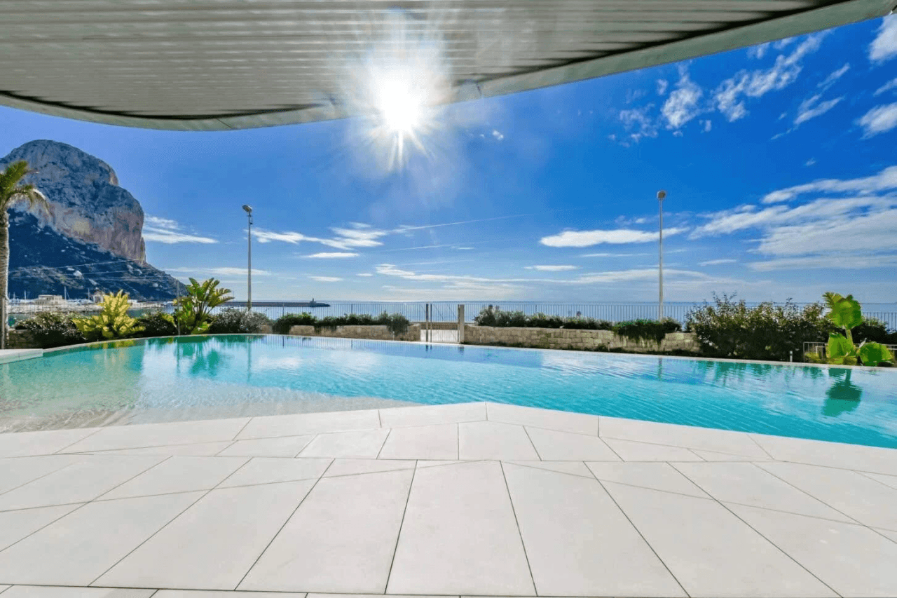 Exclusiva y privada apartamento en primera línea de mar en Calpe