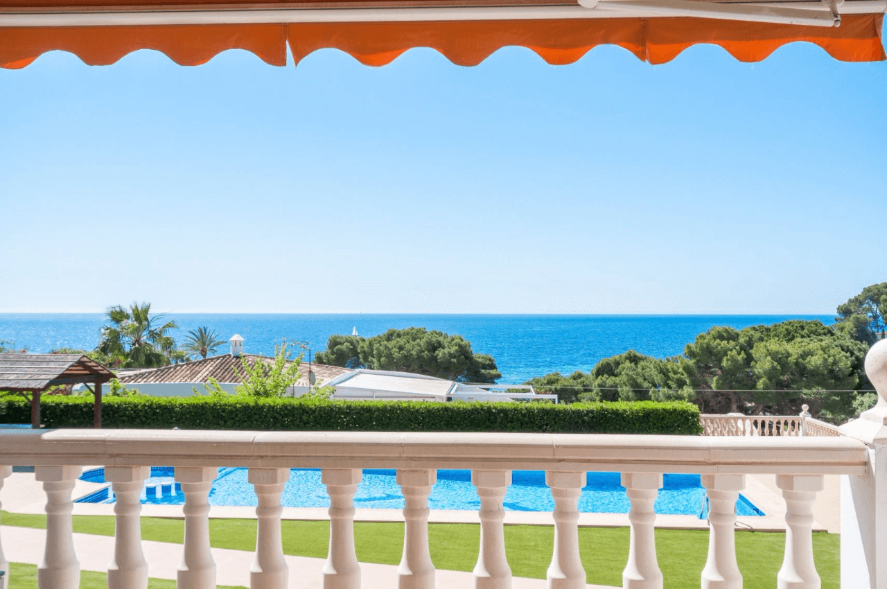 Apartamento con vista panorámica al mar a 100 metros de la playa