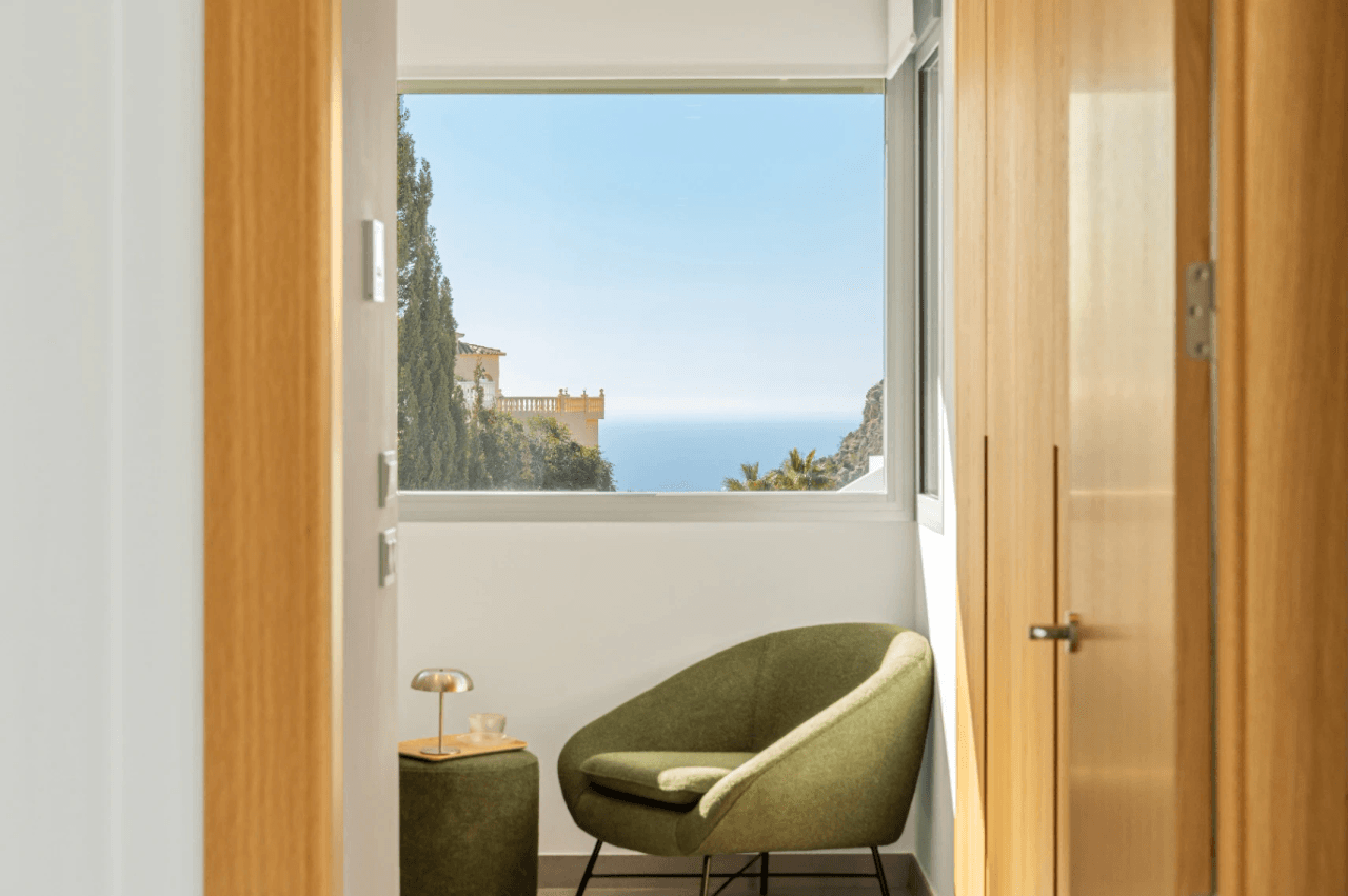 Villa lista para entrar a vivir con vistas al mar