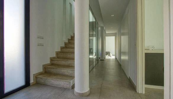 Villa de nueva construcción de 4 dormitorios en Calpe con vistas al mar.