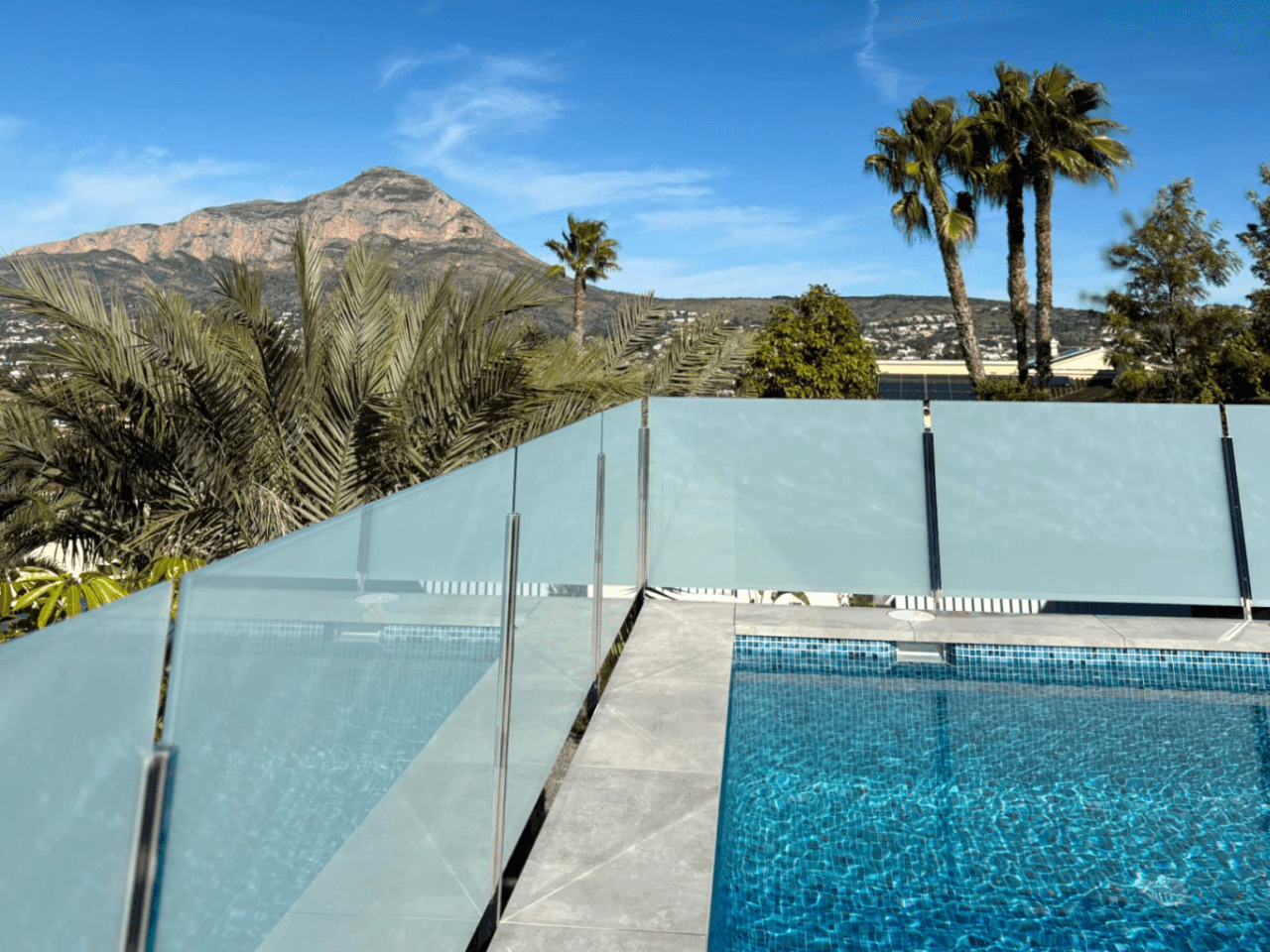 Villa nueva moderna con vistas al Montgo en Javea