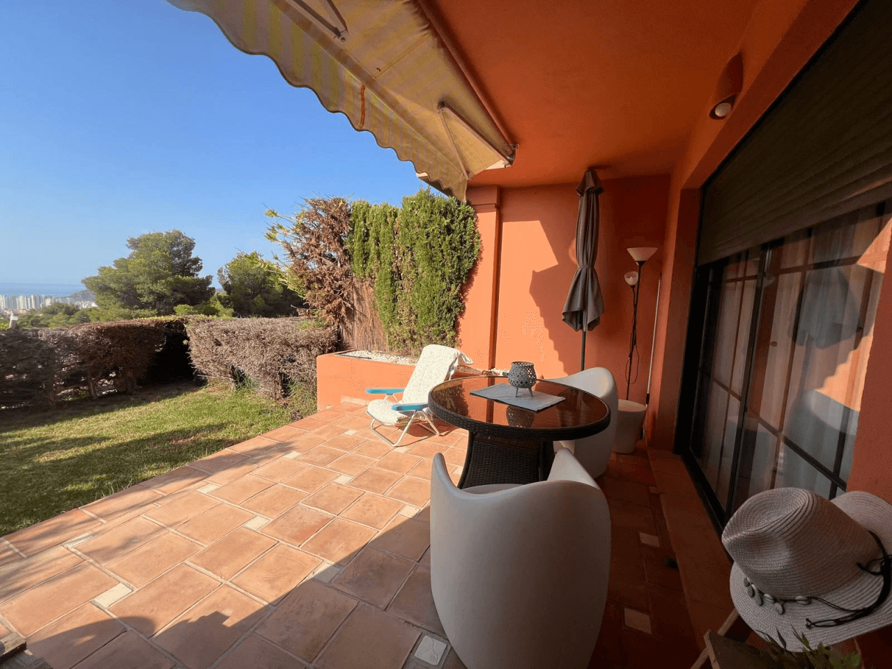 Apartamento con propia parcela ajardinada