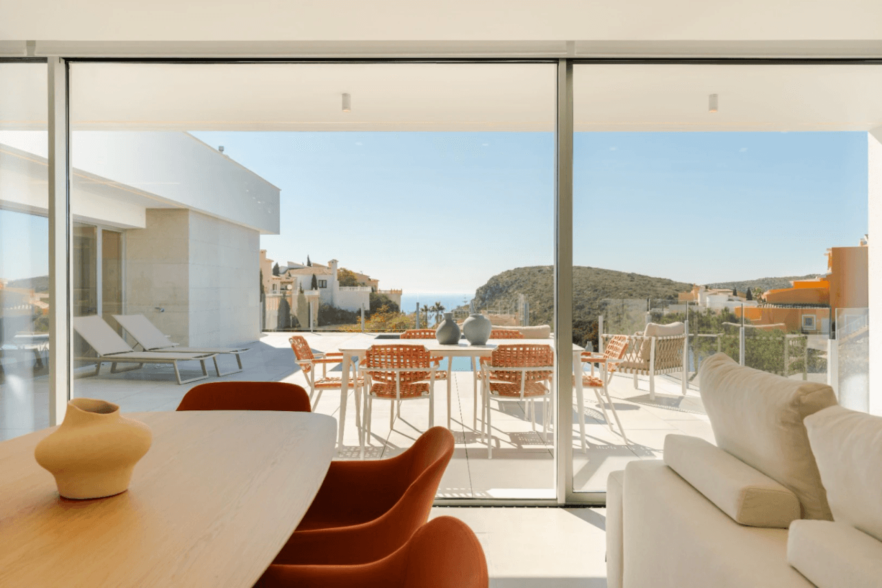 Villa lista para entrar a vivir con vistas al mar