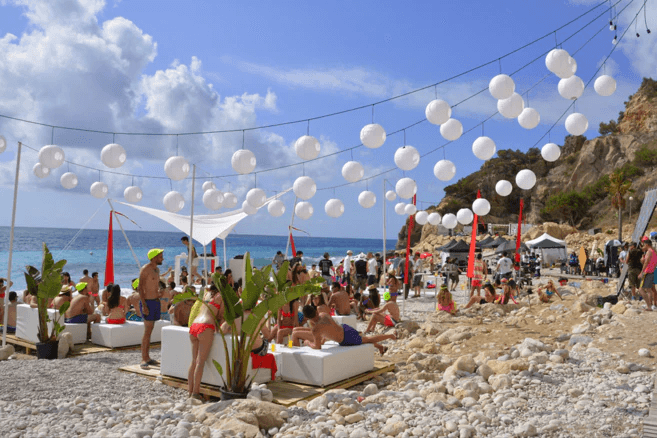 Villa de diseño moderno con espectaculares vistas al mar y detalles de lujo