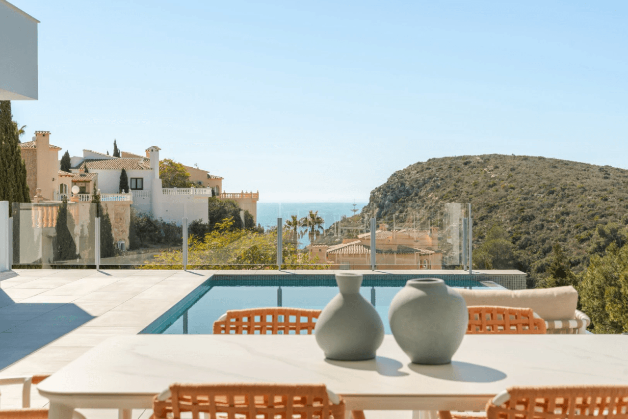 Villa lista para entrar a vivir con vistas al mar