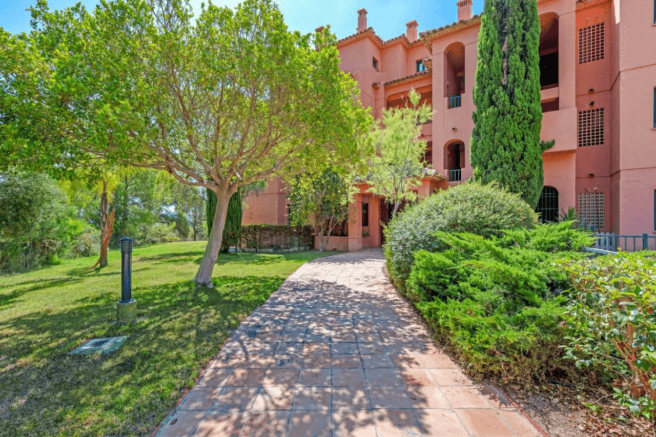 Apartamento con propia parcela ajardinada