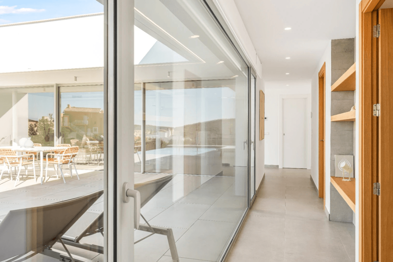 Villa lista para entrar a vivir con vistas al mar