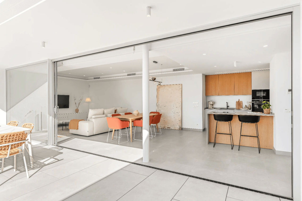 Villa lista para entrar a vivir con vistas al mar