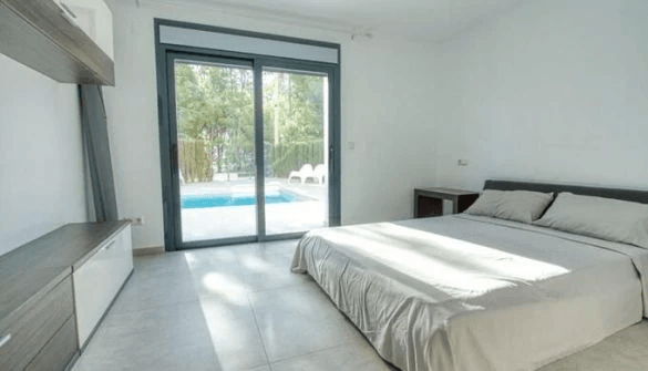 Villa de nueva construcción de 4 dormitorios en Calpe con vistas al mar.