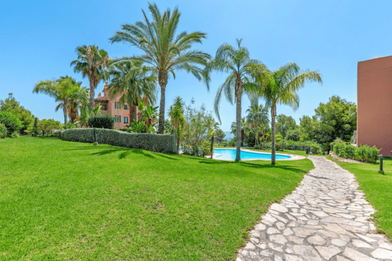 Apartamento con propia parcela ajardinada
