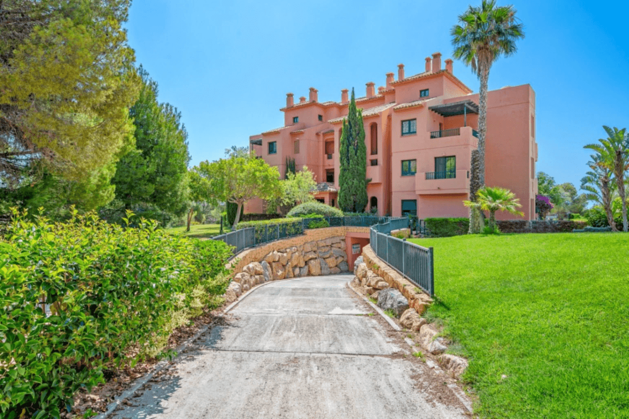 Apartamento con propia parcela ajardinada