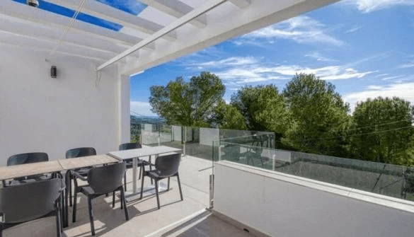 Villa de nueva construcción de 4 dormitorios en Calpe con vistas al mar.