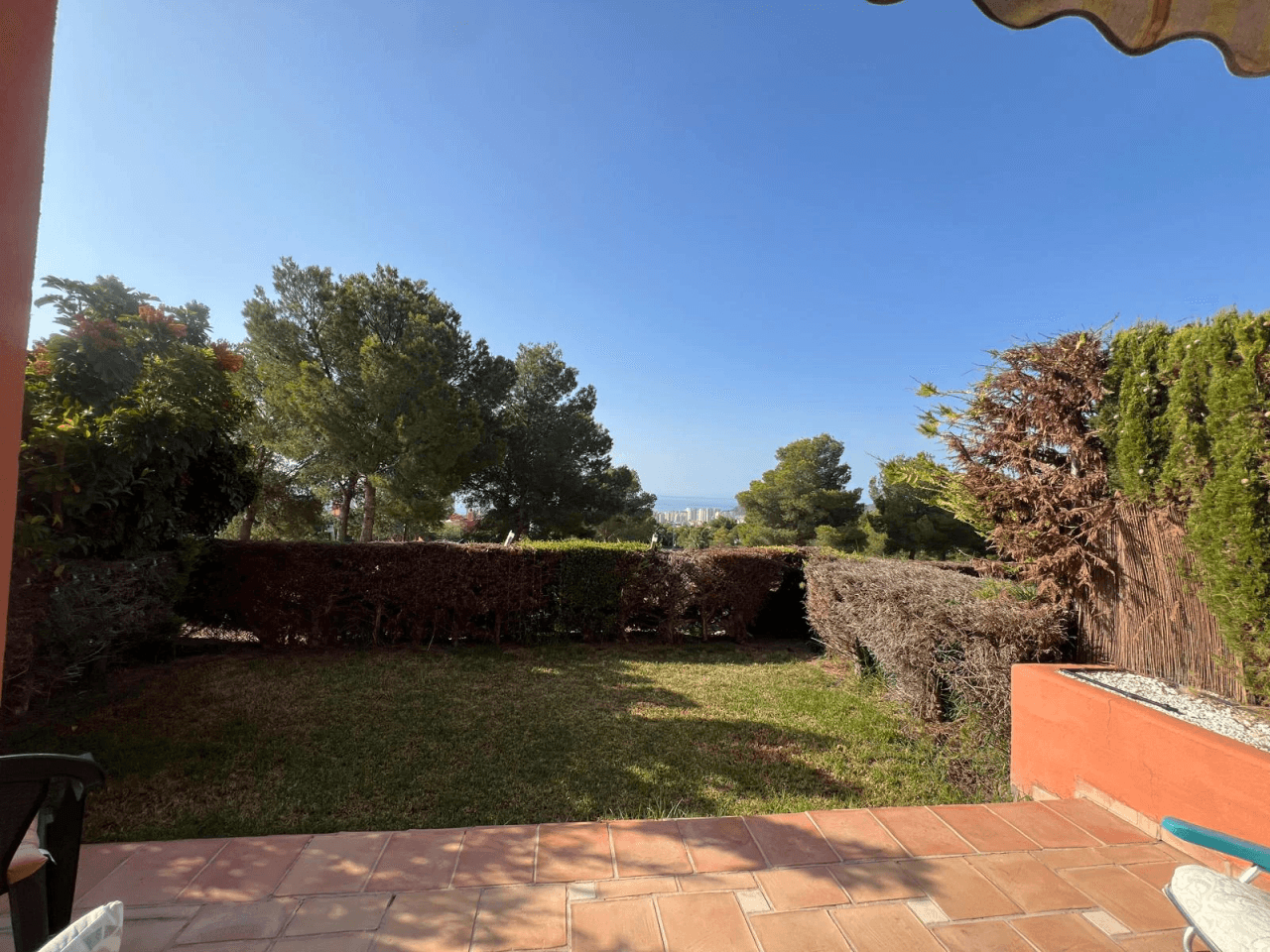 Apartamento con propia parcela ajardinada